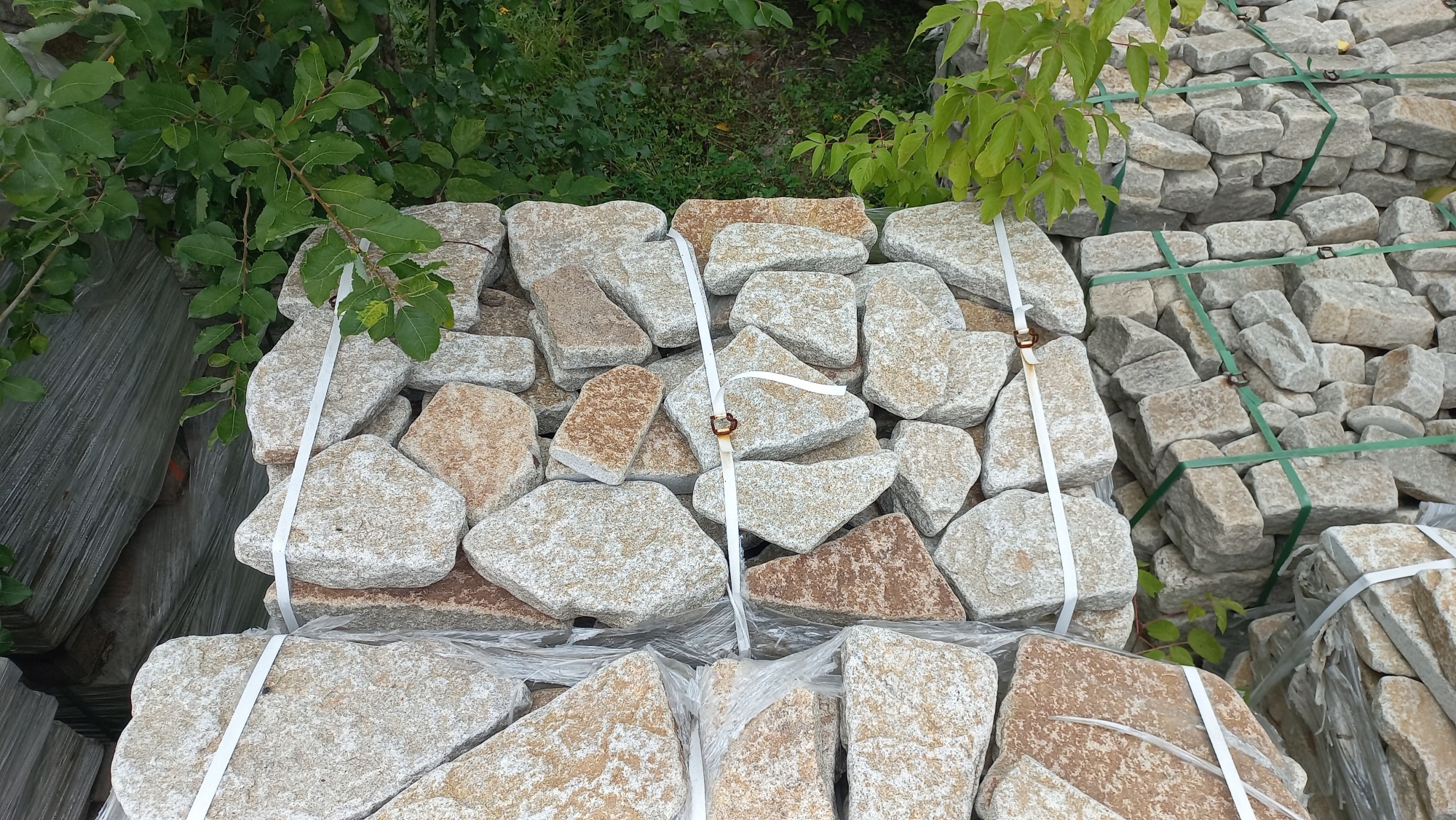 Плитняк галтованный гранитный для ландшафтного дизайна купить в Лениногорске