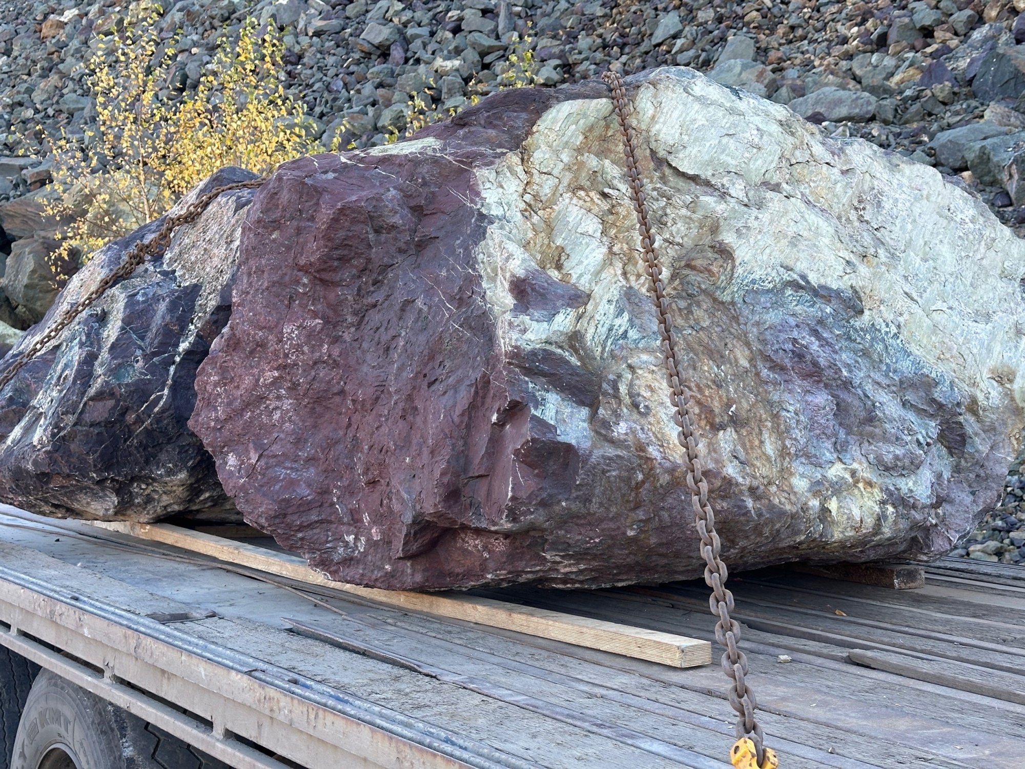 Огромные красно-фиолетовые валуны для ландшафтного дизайна весом более 5 тонн купить в Лениногорске