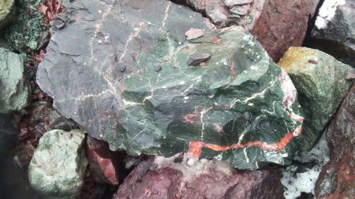 Гигантские зелёные валуны для ландшафтного дизайна весом более 5 тонн купить в Лениногорске