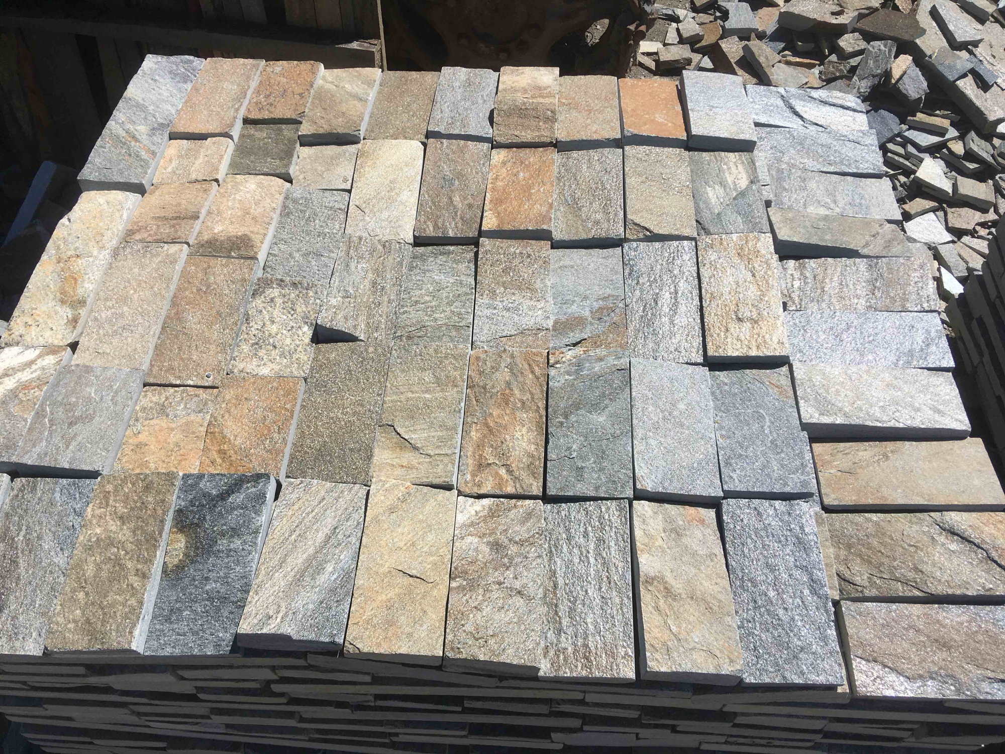 Плитка пилёная златолит Уральский для фасада купить в Лениногорске