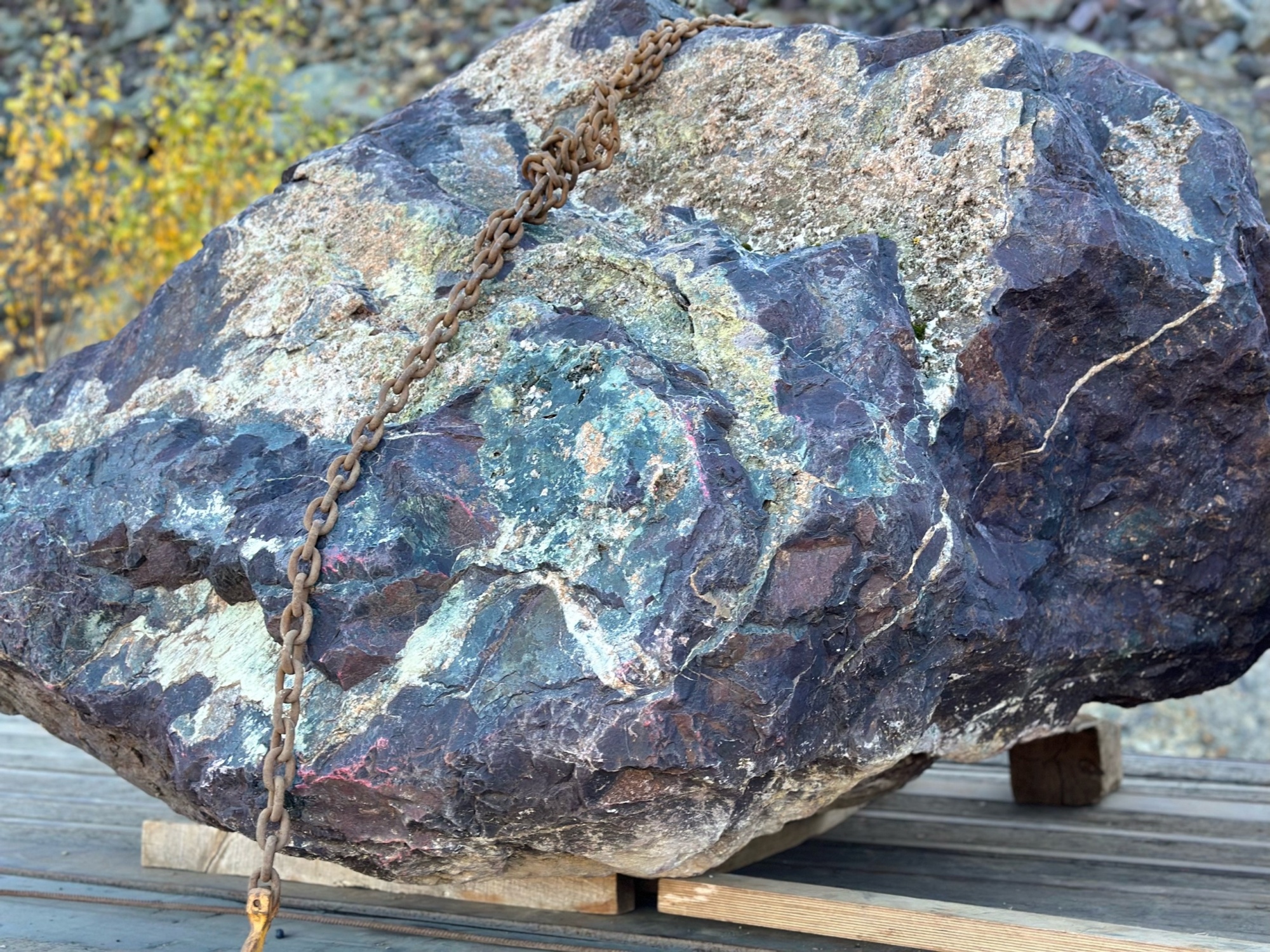 Огромные красно-фиолетовые валуны для ландшафтного дизайна весом более 5 тонн купить в Лениногорске