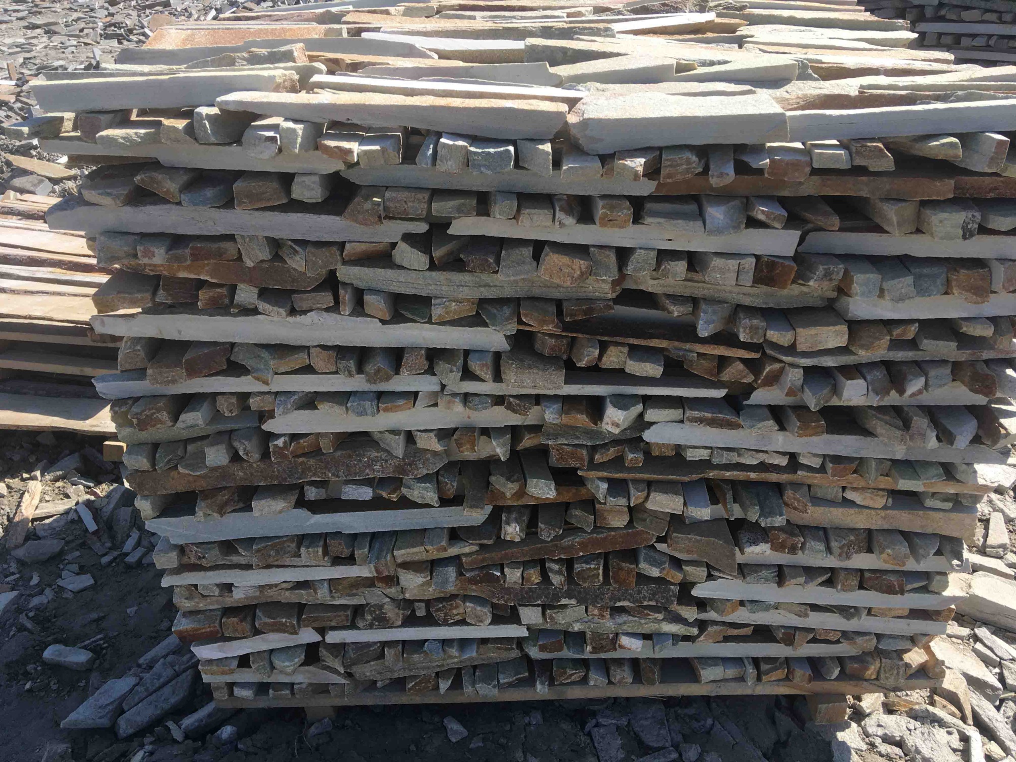 Горбушка златолит золотистый для облицовки купить в Лениногорске