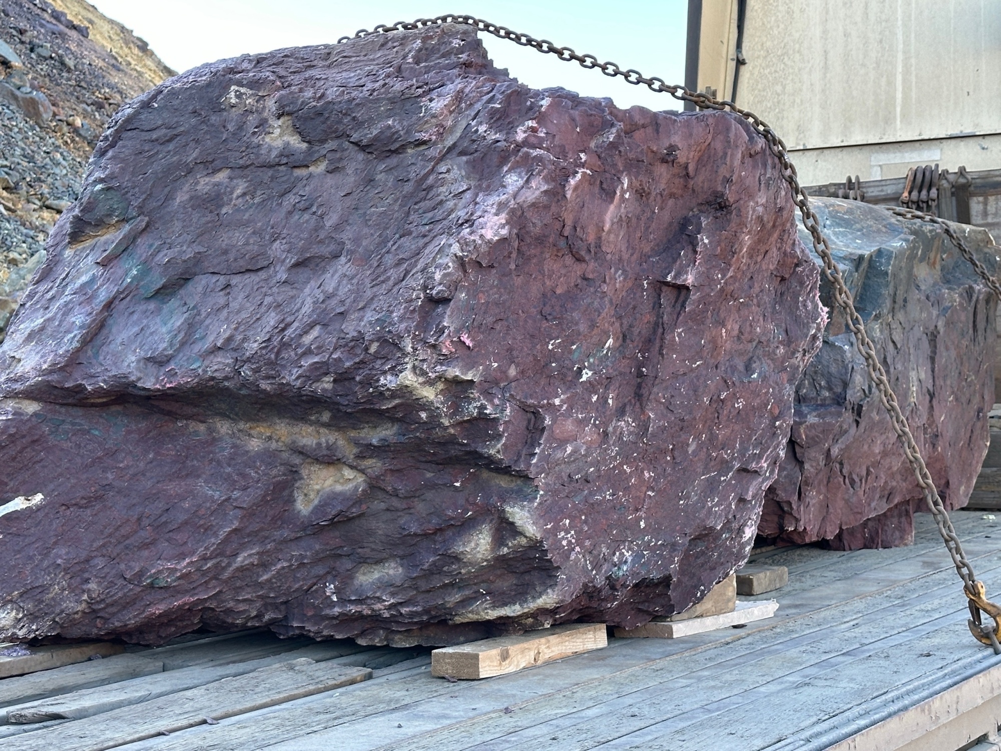 Огромные красно-фиолетовые валуны для ландшафтного дизайна весом более 5 тонн купить в Лениногорске