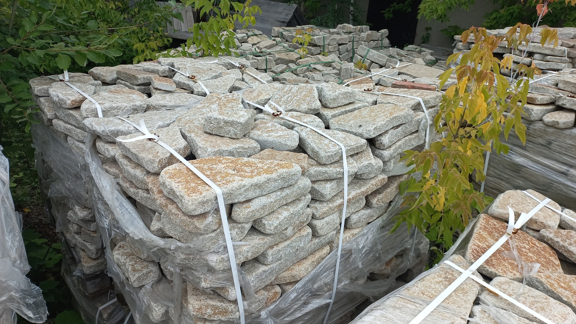 Плитняк галтованный гранитный для ландшафтного дизайна купить в Лениногорске