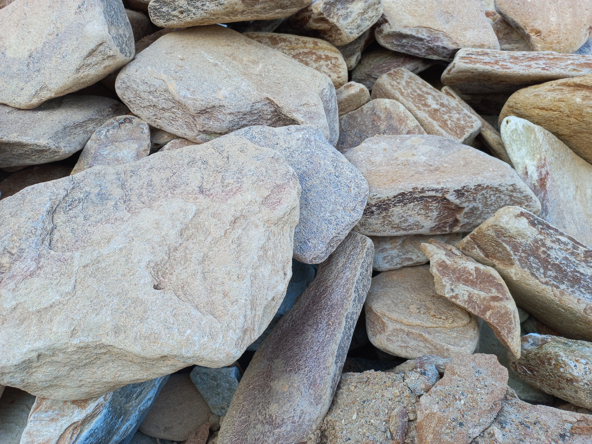 Златолит жёлтый, жёлто-зелёный глыбки и валуны для ланшафтного дизайна купить в Лениногорске