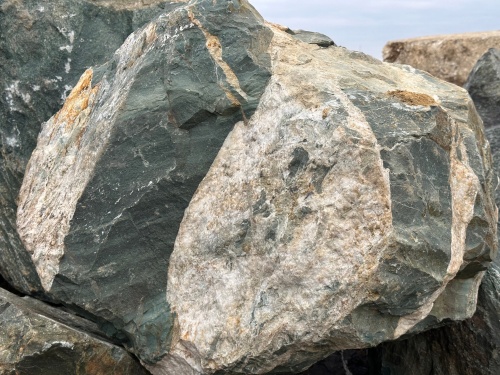 Гигантские зелёные валуны для ландшафтного дизайна весом более 5 тонн купить в Лениногорске