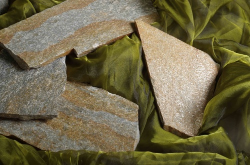 Плитняк златолит Уральский для цоколя, отмостки купить в Лениногорске